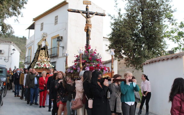 Sileras procesiona al Crucificado y Virgen de los Dolores en la tarde del Viernes Santo