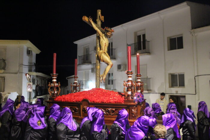 El Cristo del Amor y la Virgen de los Dolores recorren las calles de Almedinilla la noche del Jueves Santo