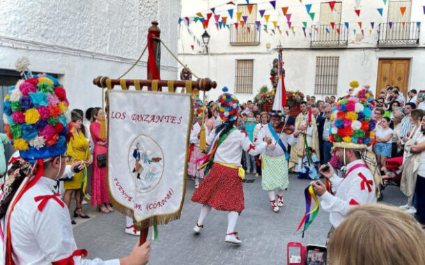 Los Danzantes llenan de color y música las calles de Fuente-Tójar tres años después