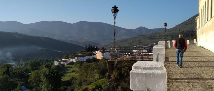 Decretados 4 días de luto oficial por la fatídica muerte ayer de un menor tras precipitarse por el Adarve