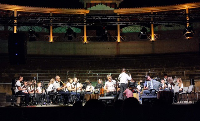 El concierto de Fetén Fetén y la Banda Municipal de Música de Almedinilla muestra la grandeza de la música