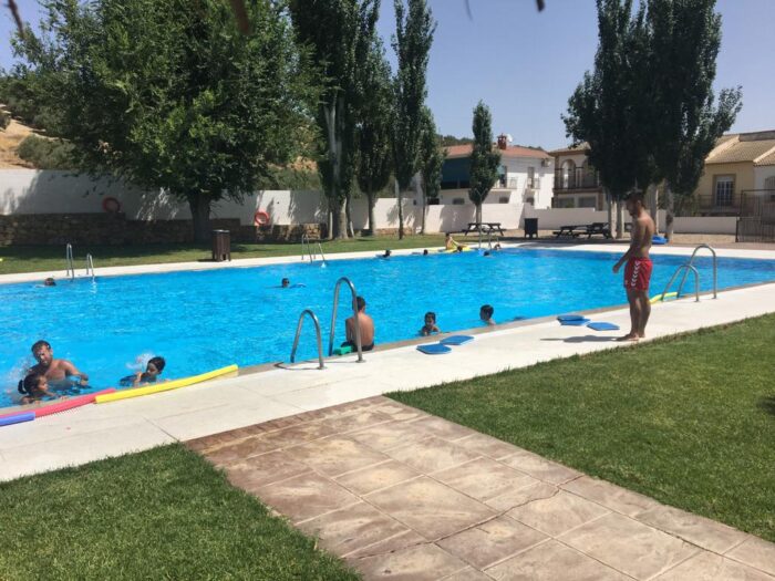Comienzan los talleres de natación en la Piscina Municipal de Almedinilla