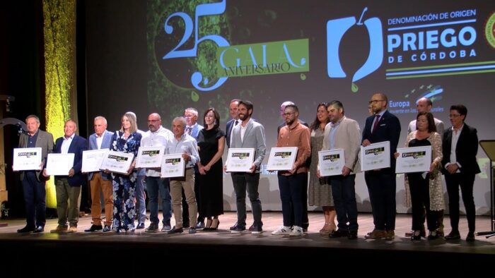 El Ayuntamiento, La Fuentezuela, agricultores y catadores de aceite de Almedinilla reciben un reconocimiento en la gala del 25 aniversario de la DOP Priego de Córdoba