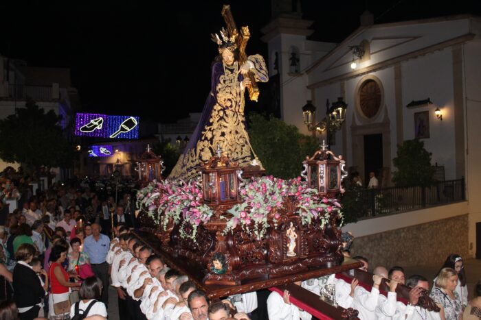 La Feria sigue su marcha el día de la Exaltación de la Santa Cruz, con destacados actos religiosos