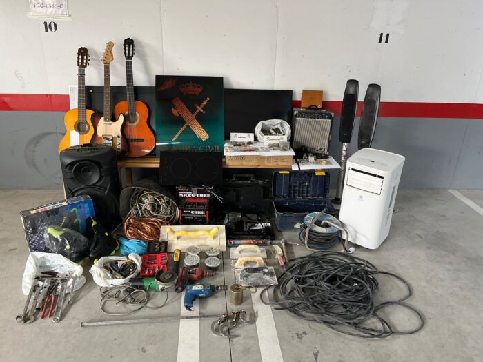 La Guardia Civil desarticula en Baena un punto de venta de drogas y detiene a tres miembros de una misma familia por un presunto delito  contra la salud pública, receptación, lesiones y defraudación de fluido eléctrico