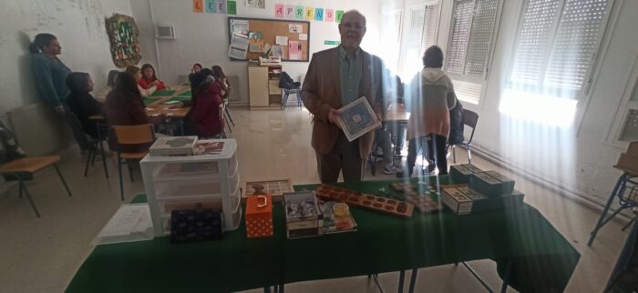 El alumnado de 1º y 2º de ESO del CEIP Rodríguez Vega disfruta de un taller de juegos de la Antigüedad
