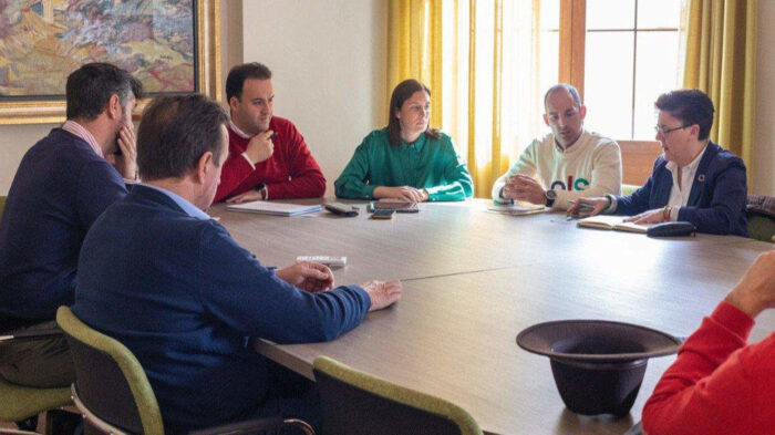Acuerdo para mejorar el servicio de autobús entre Priego, sus aldeas, la ELA Castil de Campos y Fuente- Tójar