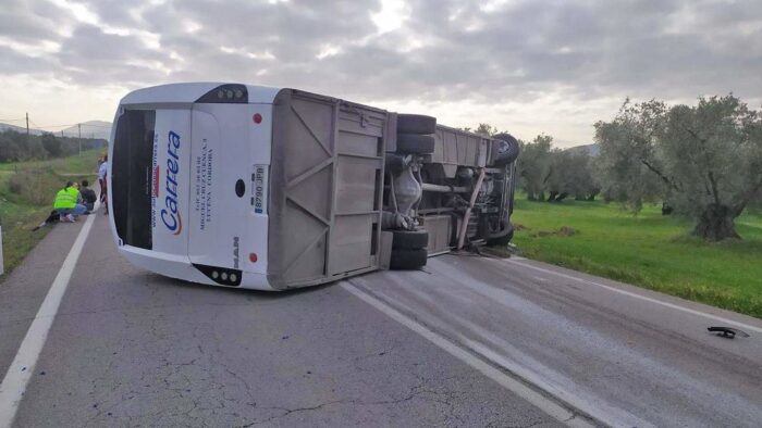 El vuelco de un autobús escolar en la carretera A-342 de Cabra deja al menos cuatro heridos