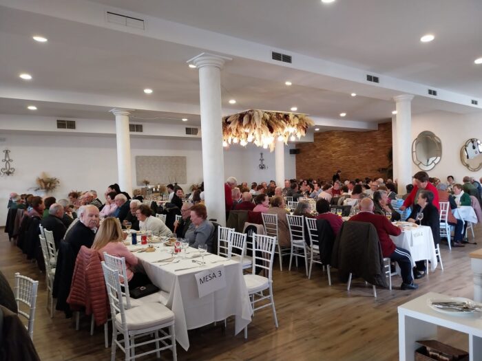 El Hogar del Pensionista de Almedinilla retoma la comida de convivencia