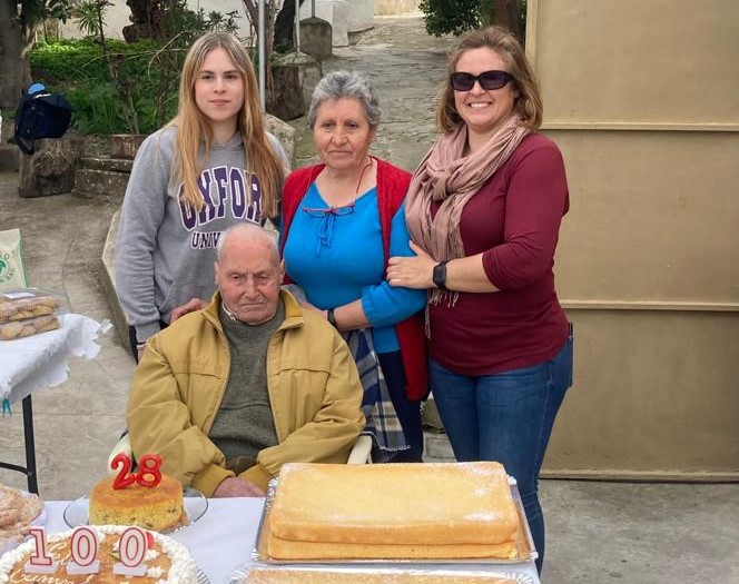 Celebración familiar por motivo del 100 cumpleaños de nuestro vecino Antonio Arenas Díaz