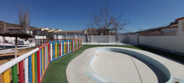 Ejecutadas al 50% las obras de “ampliación zona de césped y aparcamientos en la piscina municipal”