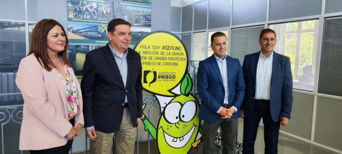 El Ministro de Agricultura, Pesca y Aliment ación, Luis Planas, visita la Denominación de Origen Protegida Priego de Córdoba para conocer sus singularidades y desafíos.