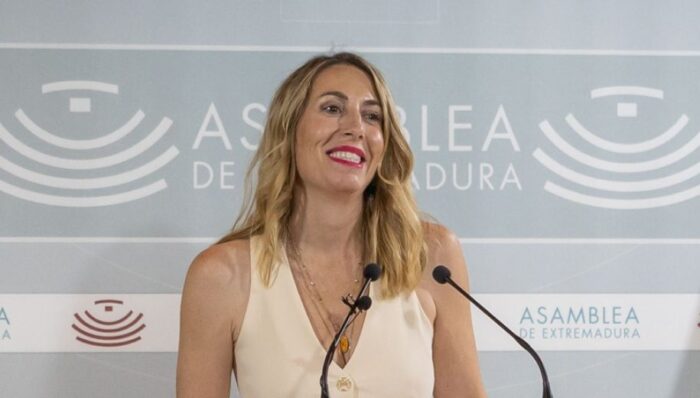 De no “poder dejar entrar en el Gobierno” a pactar con Vox: el giro de María Guardiola (PP) en Extremadura