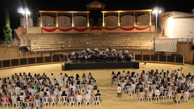 Las Bandas de Música de Almedinilla y Carcabuey dan un espectacular concierto en el Coliseo de Almedinilla