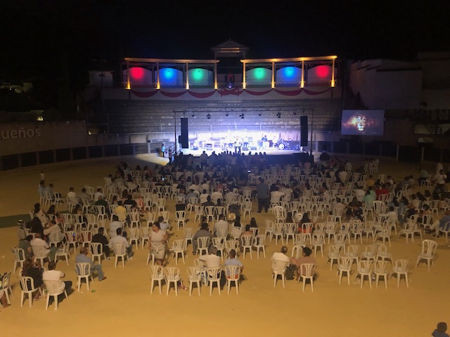 Cerca de un millar de miembros de la Iglesia Evangélica Filadelfia se reúnen en el Coliseo de Almedinilla