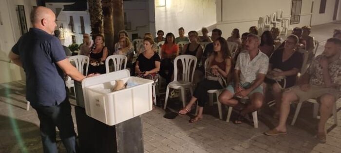 Arqueología Al Fresco saca objetos originales de época emiral para que sean tocados por vecinos y vecinas de Almedinilla