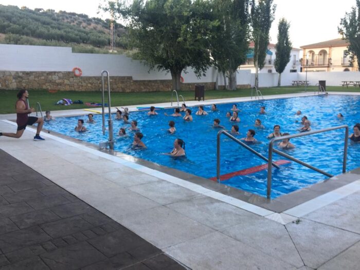 Gran acogida de los cursos de natación programados en la Piscina Municipal de Almedinilla