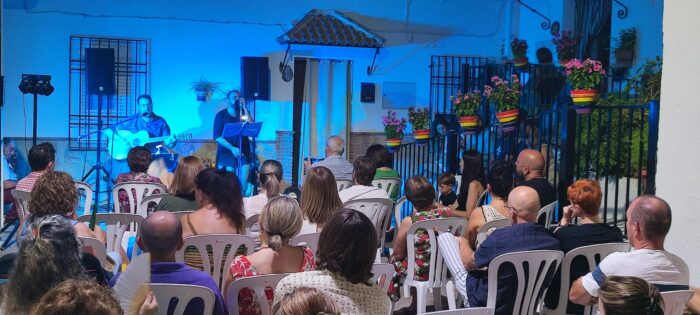 El dúo Bacanan pone la música y la elegancia en la renovada calle Espinarejo