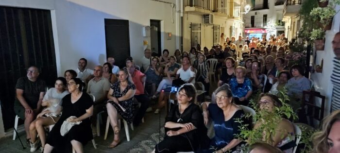 Mas de un centenar se dan cita en la Calle Llana a la proyección de un viaje al pasado de
