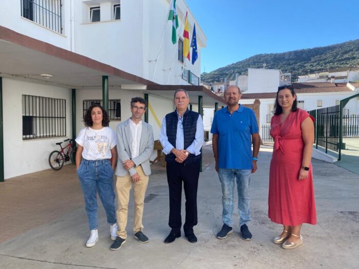 El delegado de Educación visita el colegio Rodríguez Vega de Almedinilla