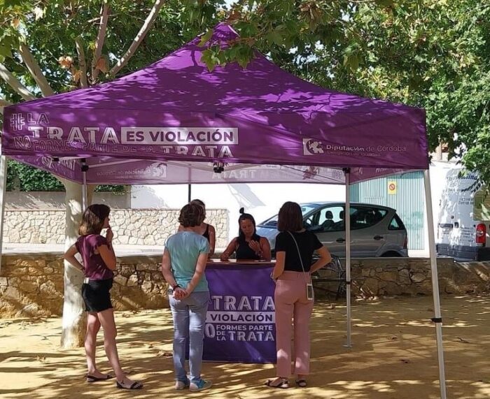 La Delegación de Igualdad de la Diputación de Córdoba acerca la iniciativa de concienciación sobre la trata a la localidad de Almedinilla