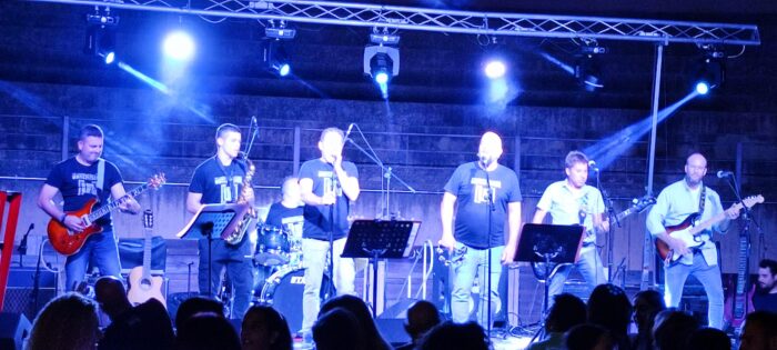 El Coliseo de Almedinilla acoge el Concierto Joven Solidario en apoyo a la ONG