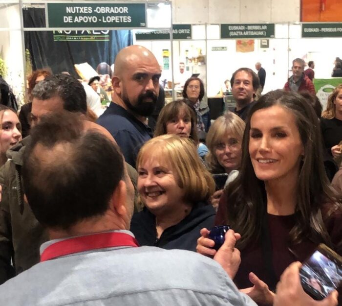 Fermín Rodríguez Jiménez da a catar su nueva cosecha de AOVE a la Reina Letizia en la Feria BioCultura de Madrid 2023
