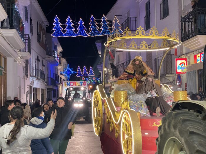 La Cabalgata de Reyes de Almedinilla reparte ilusión por las calles del pueblo