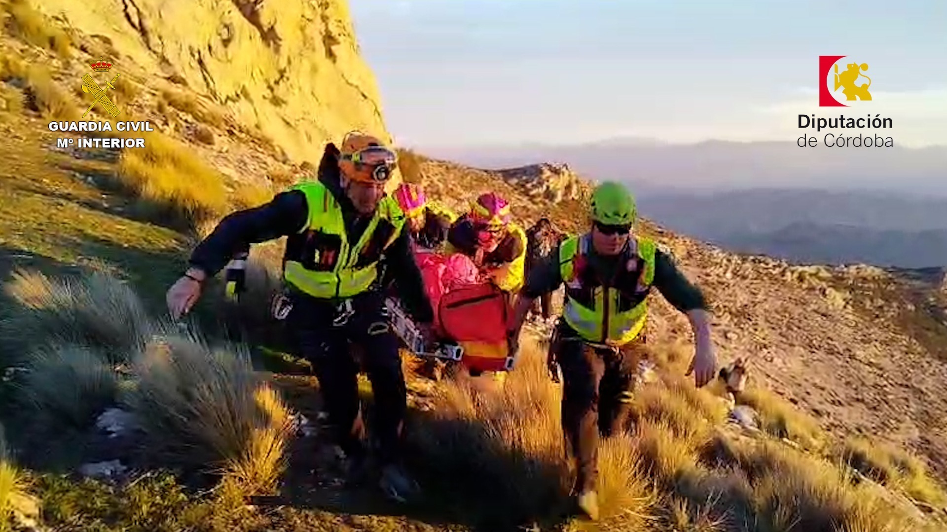 La Guardia Civil y Bomberos Priego de Córdoba rescatan a una persona en el Pico Tiñosa