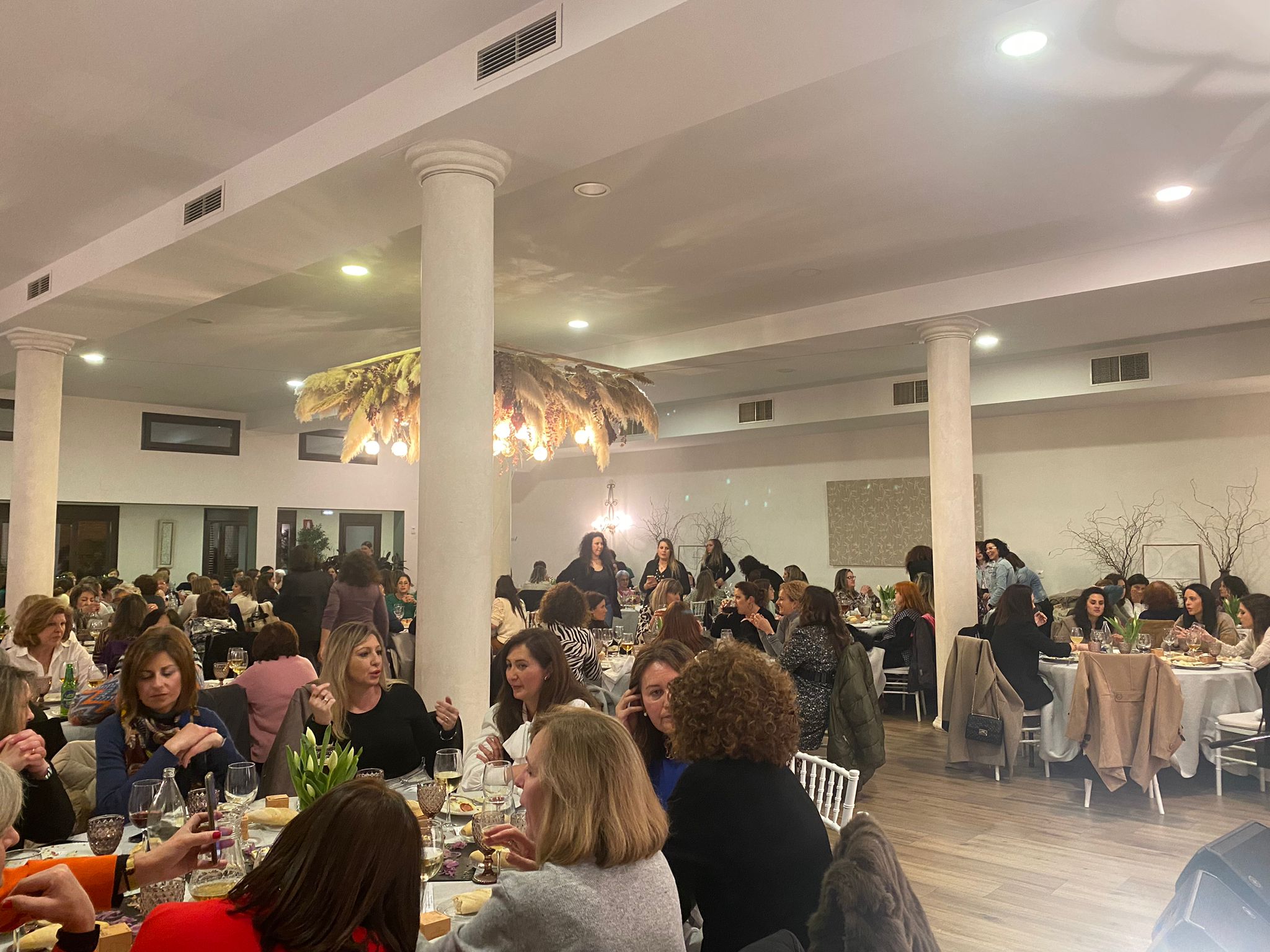 Cena de la Mujer benéfica en Almedinilla, un éxito con casi 200 asistentes
