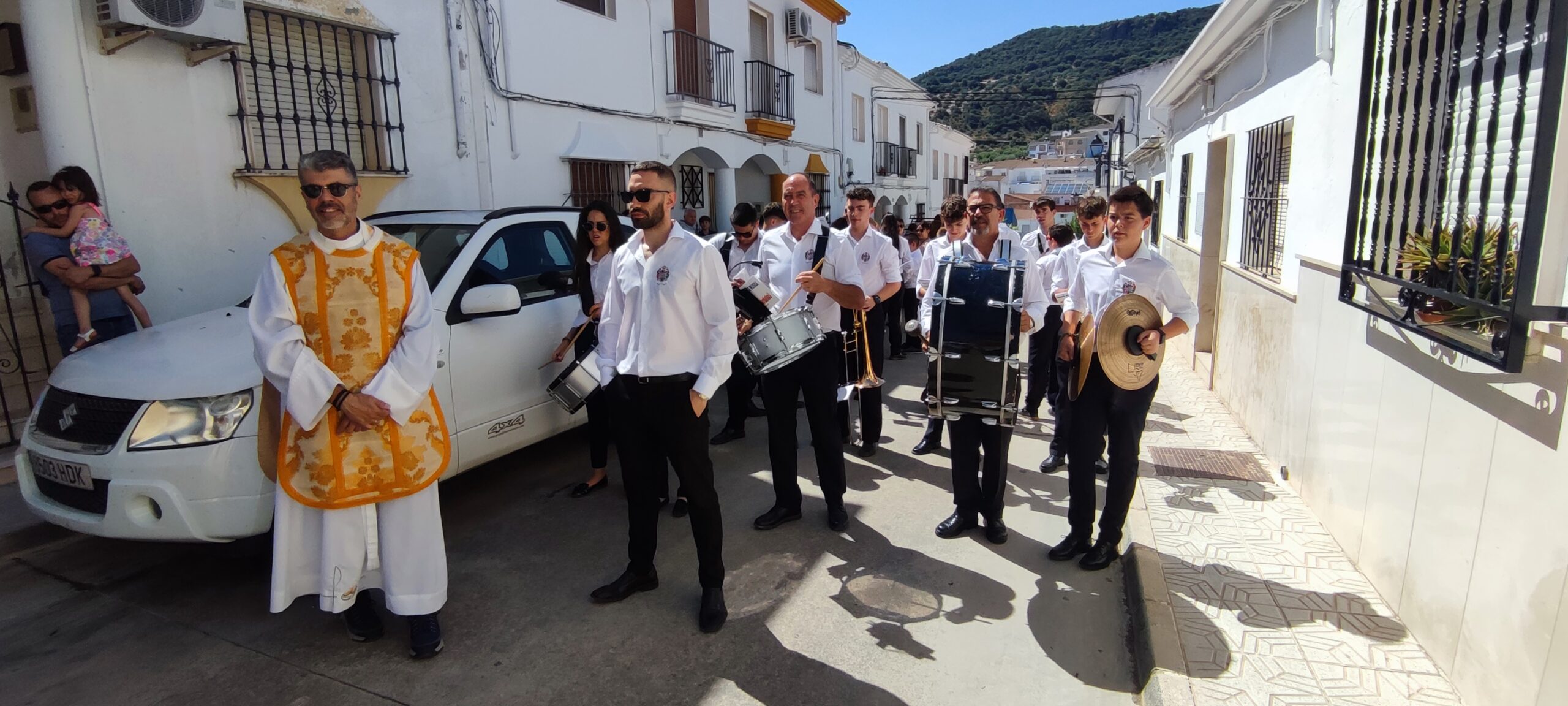 Como es tradicional, la Banda Municipal de Almedinilla, en la antesala de San Juan patrón de Almedinilla, acompaña musicalmente la procesión de San Juanillo