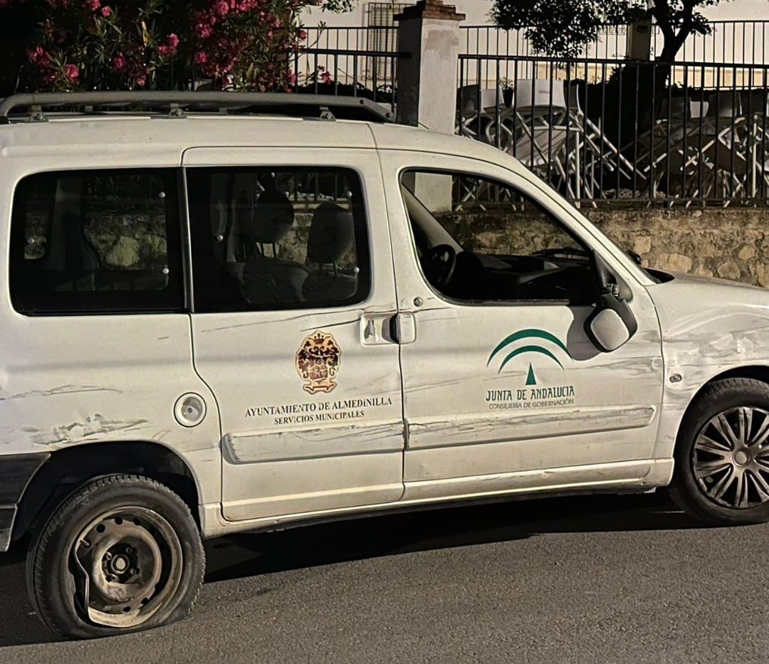 Este es el estado de como quedó anoche, el vehículo del ayuntamiento