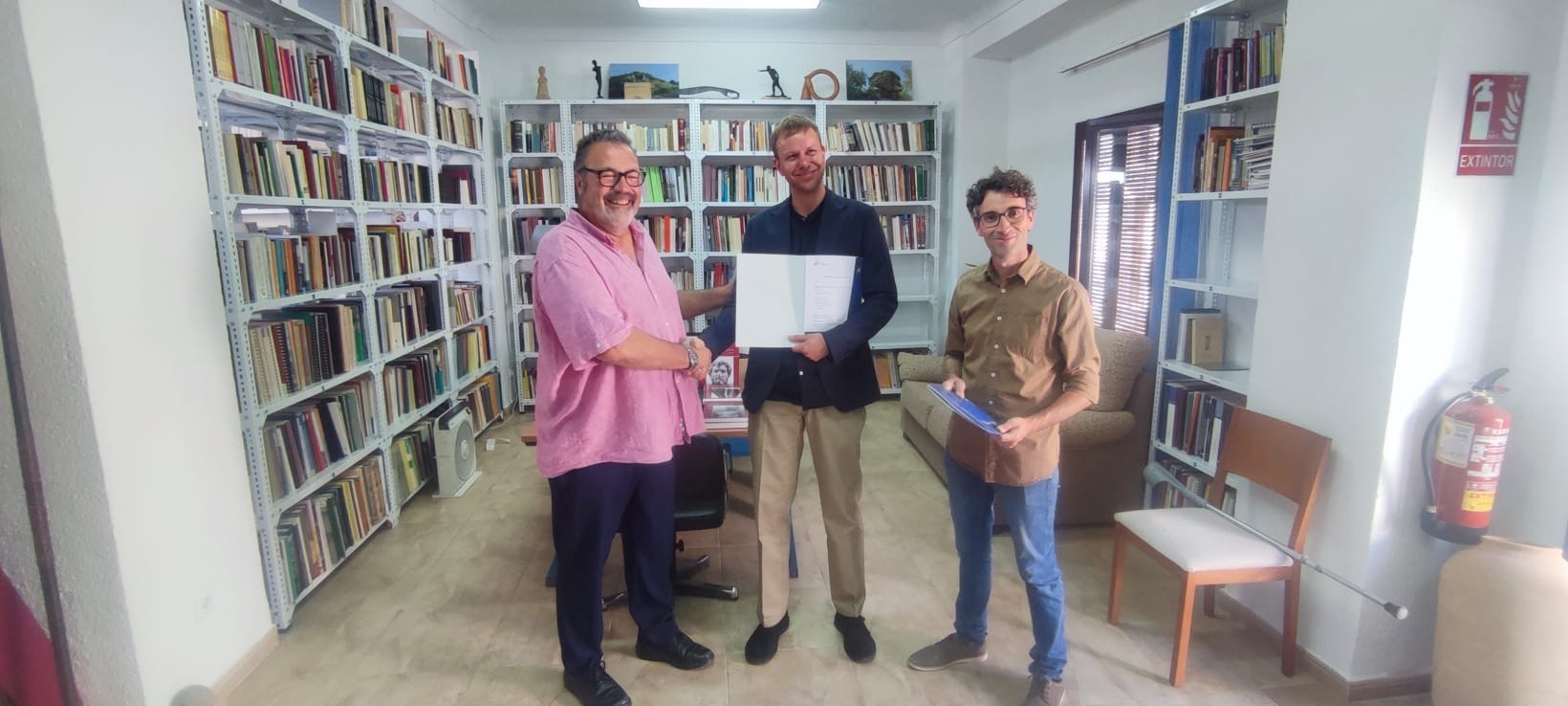 Visita a Almedinilla de Paul Scheding, director del Instituto Arqueológico Alemán (DAI) en España