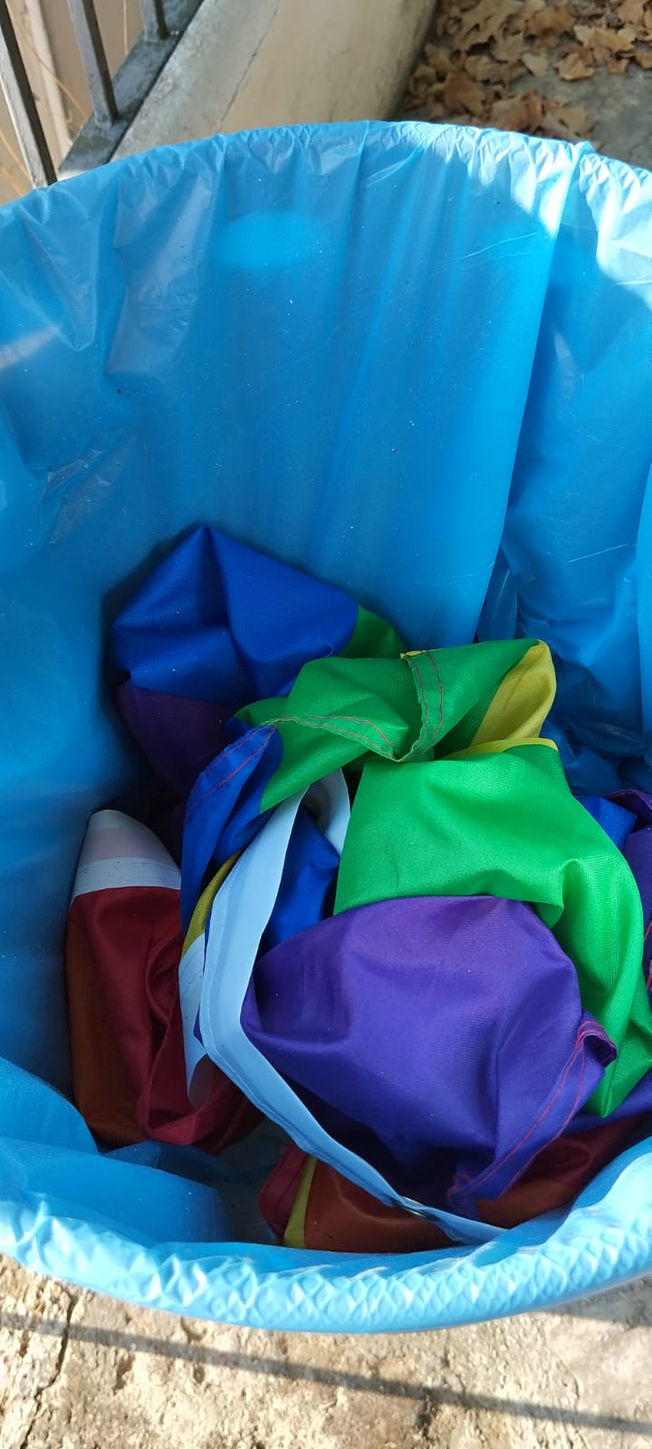 Tiran a la basura una de las banderas de la diversidad en Almedinilla