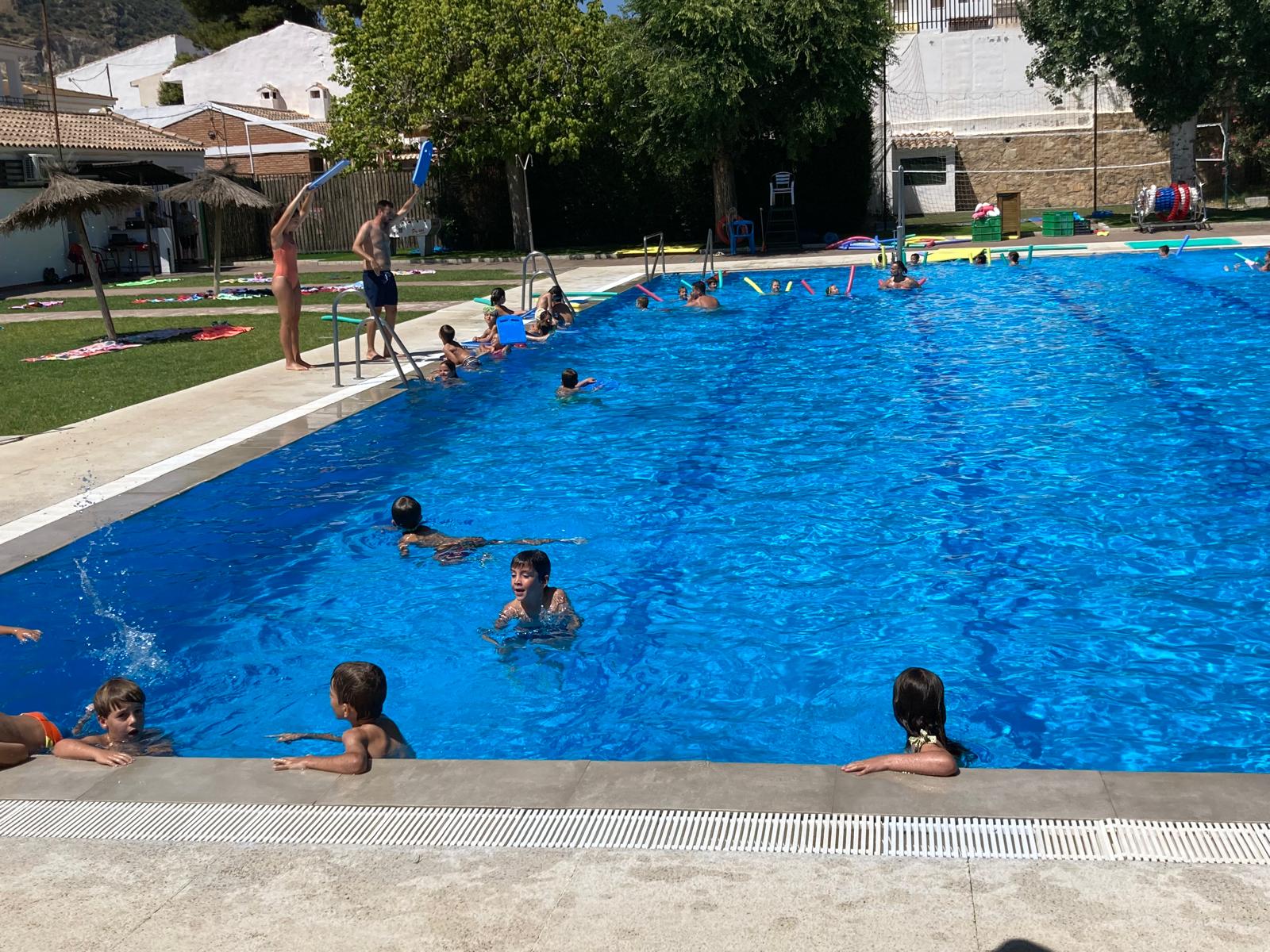 Gran éxito de los cursos de natación ofrecidos por el Ayuntamiento de Almedinilla