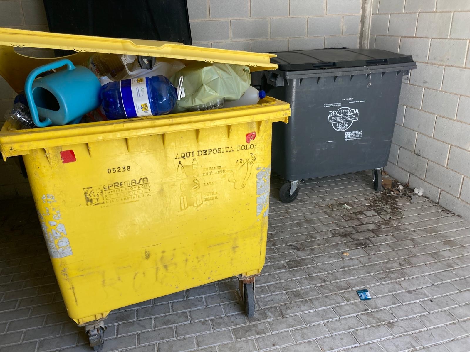 El gobierno del PP en la Diputación debería cuidar más el servicio de basura, después de haber subido el recibo 40€.