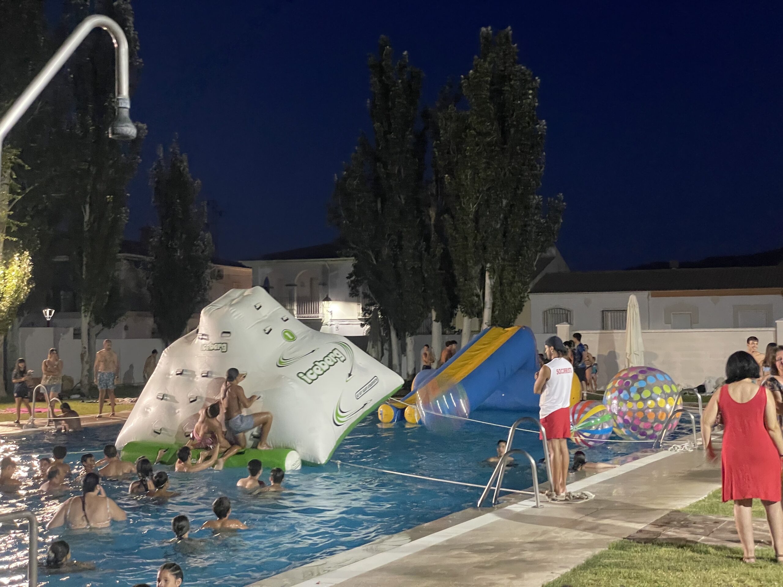 Noche llena de diversión en la Piscina municipal