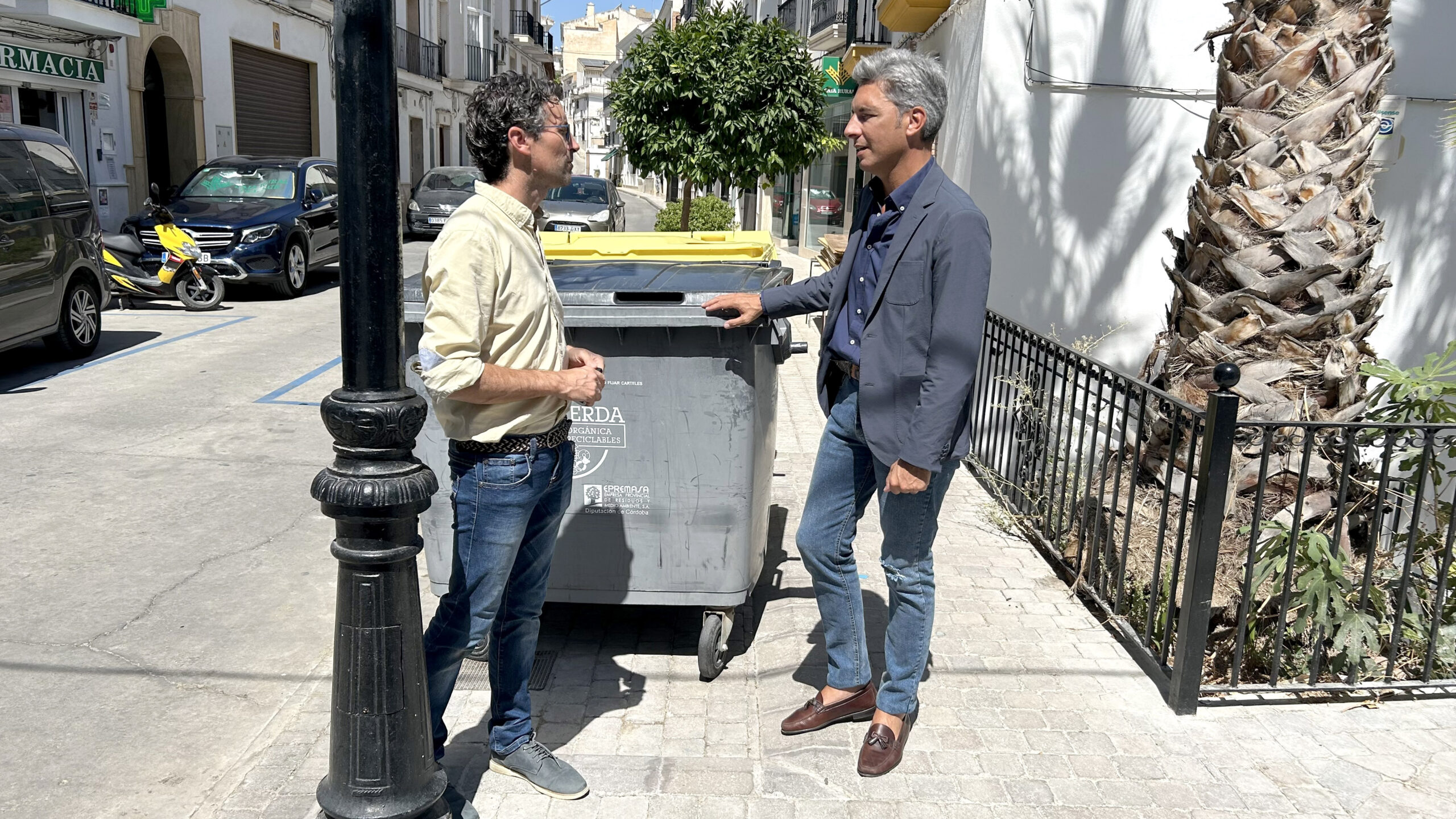 La Diputación de Córdoba reordena el servicio de recogida de basuras de Almedinilla para mejorar la prestación del servicio