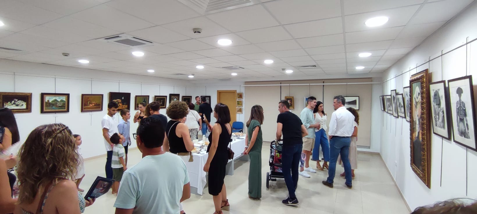 Inaugurada la exposición El Abanico Creativo de Encarna Sánchez y David Molina
