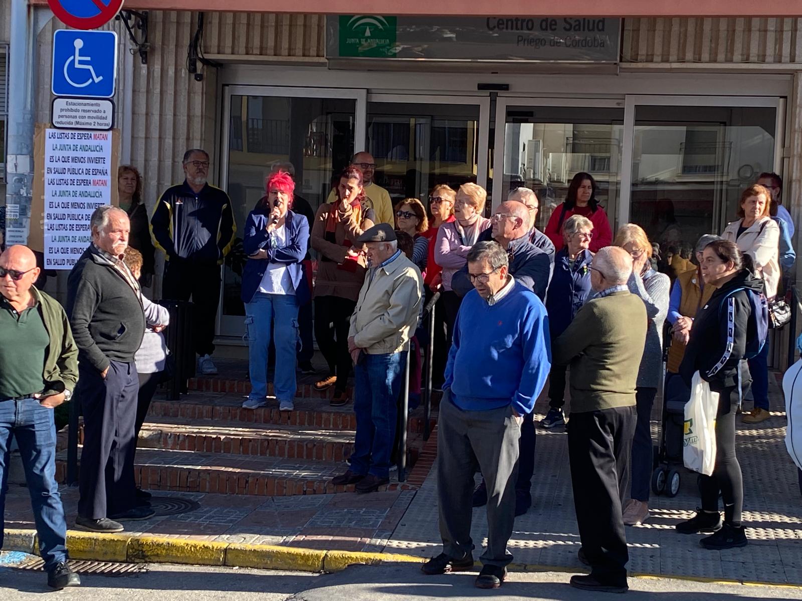 Nueva concentración de la Marea Blanca a las puertas del Centro Médico de Priego