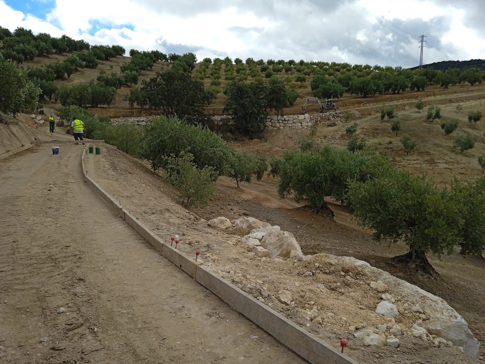 Recientemente se han iniciado varias obras de mejora de caminos rurales en nuestro término municipal, obras que se prevé estén terminadas en los próximos días y previo el inicio de la temporada de recolección de aceituna, al objeto de que la incidencia sobre la misma sea mínima.