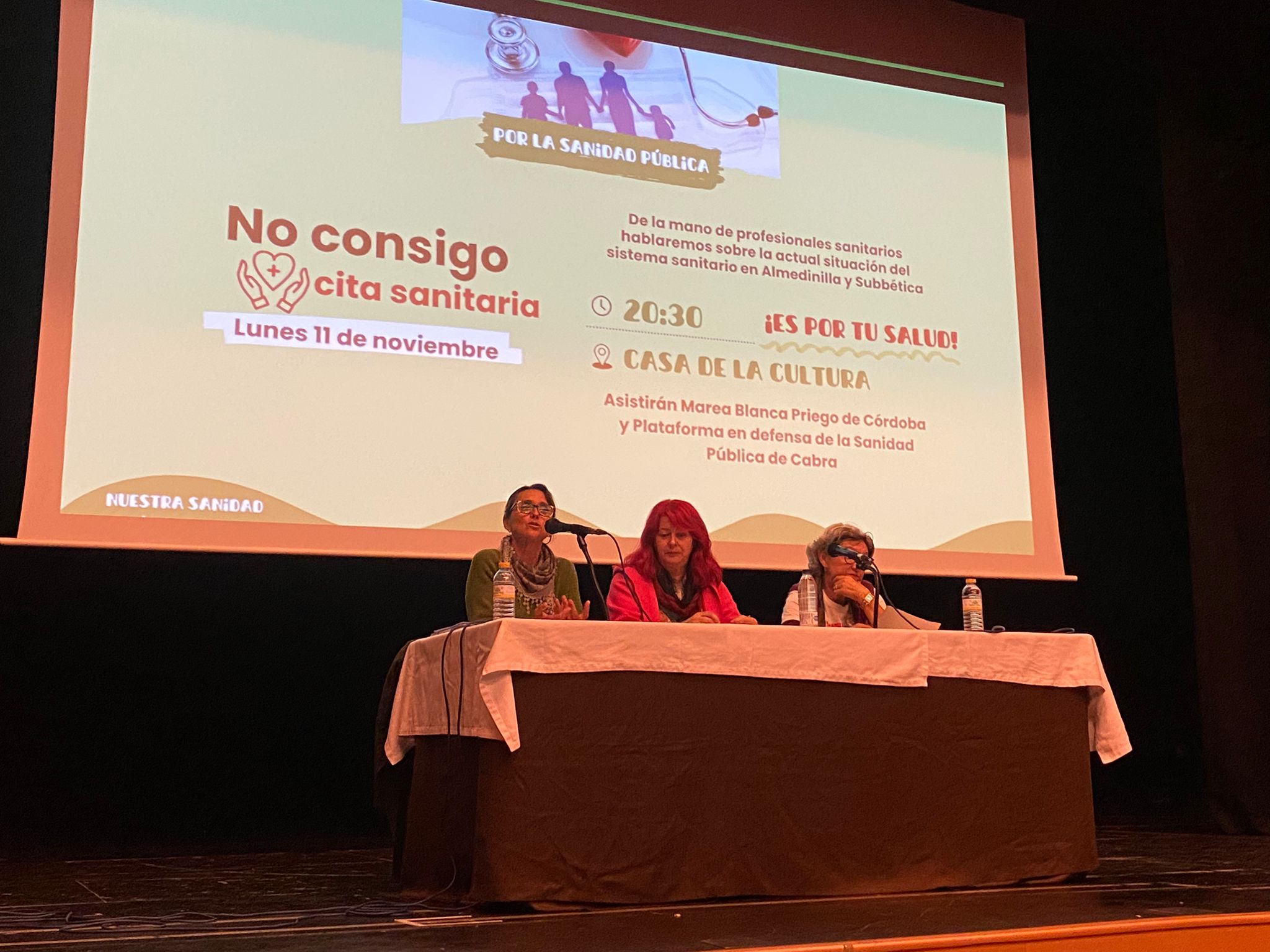 Aforo completo en el Teatro de la Casa de la Cultura de Almedinilla por la Sanidad Pública