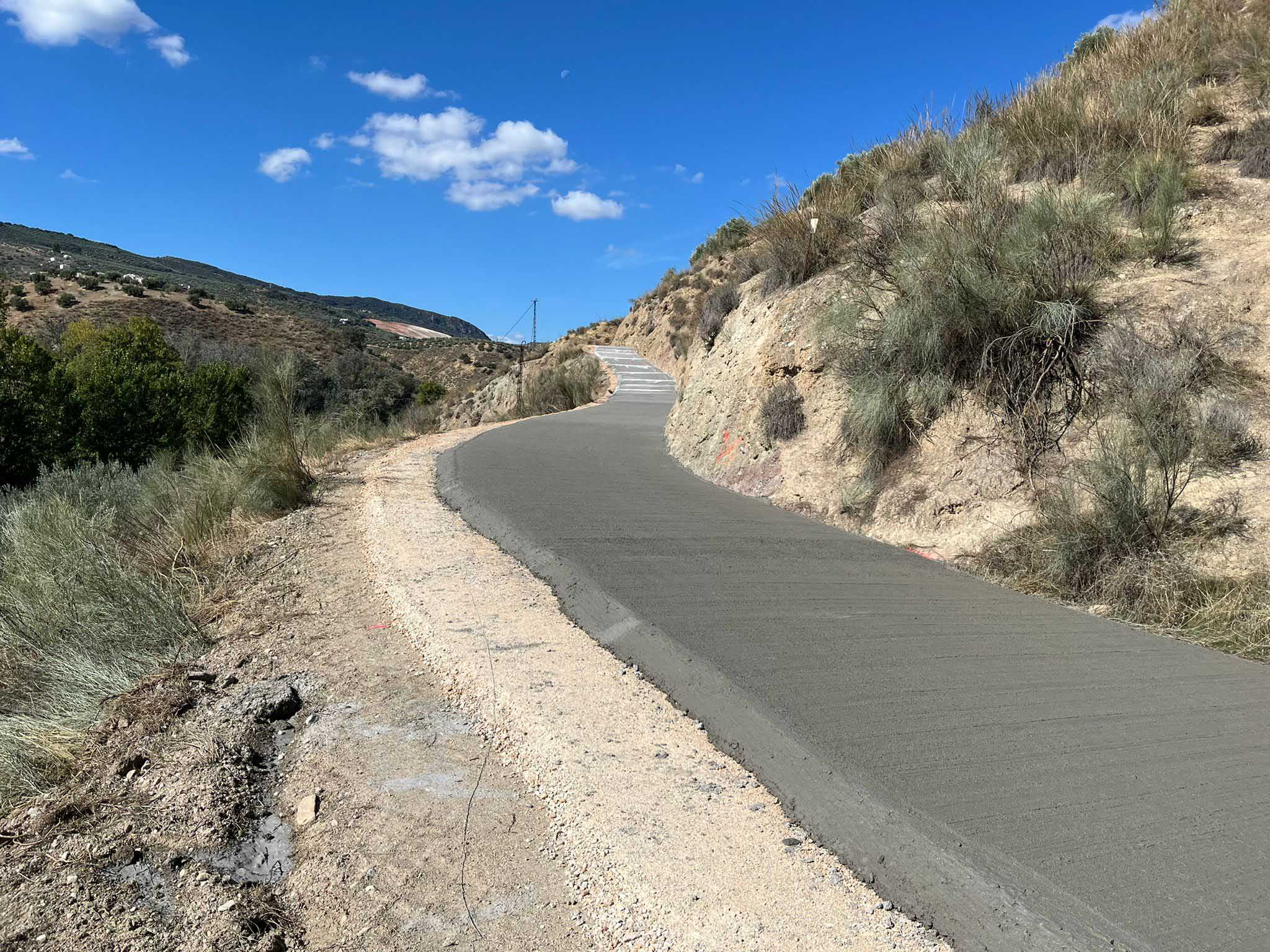Esta actuación, también en ejecución, se hace al amparo del plan provincial extraordinario de inversiones de reposición y mejora de caminos de entidades locales para el ejercicio 2022- 2023, de la Diputación de Córdoba.