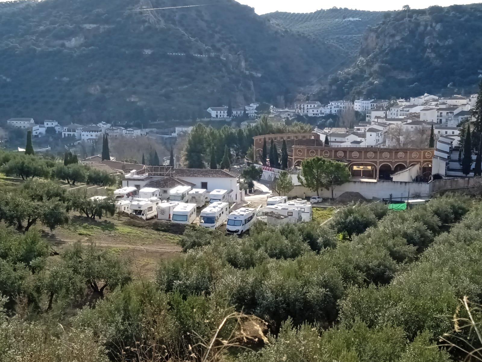 El grupo ‘Aire Libre’ de Málaga visita Almedinilla y entrega una placa de agradecimiento al pueblo.