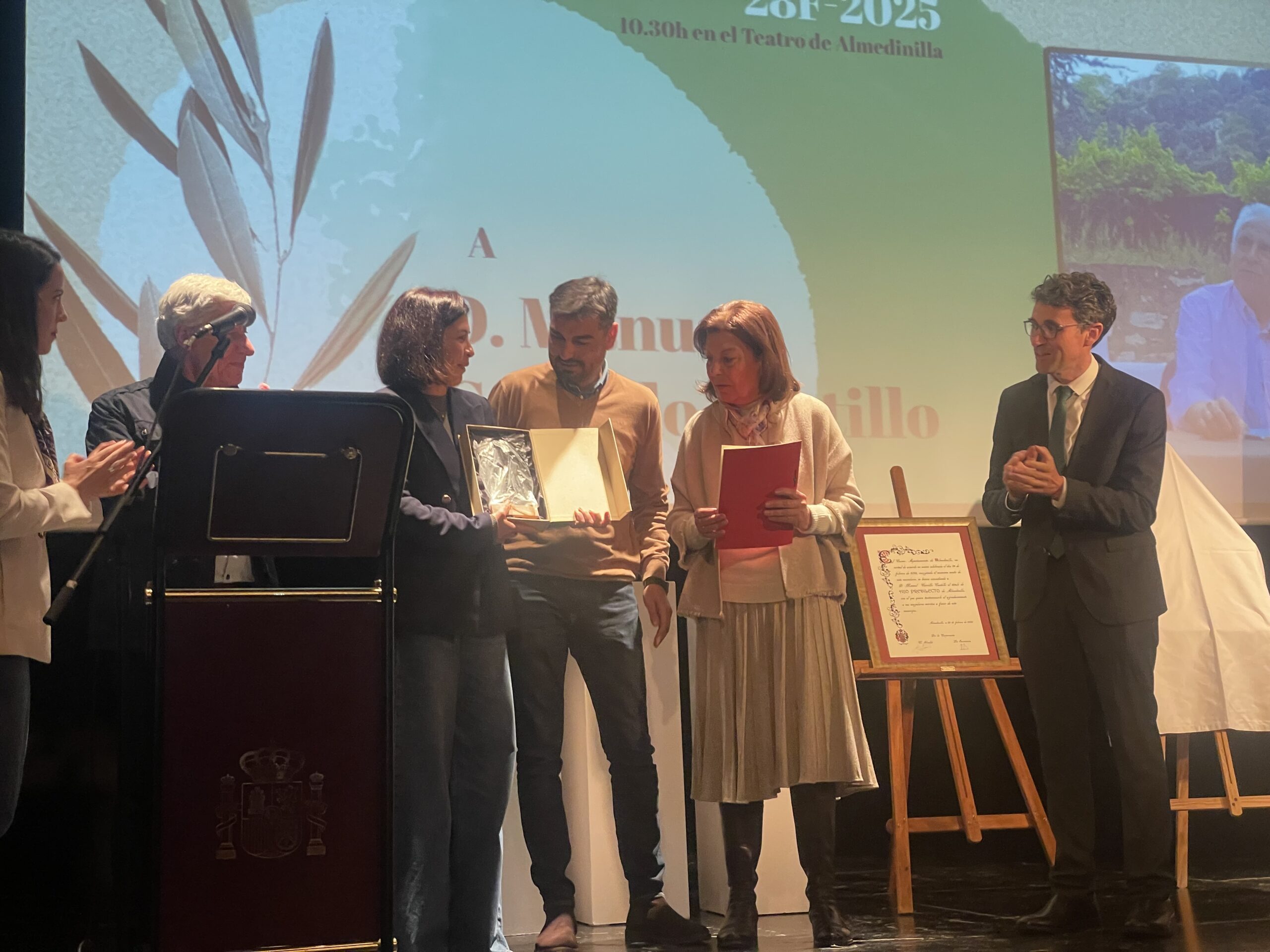 Almedinilla celebra un emotivo Día de Andalucía con la entrega de los premios Torre del Reloj 2025