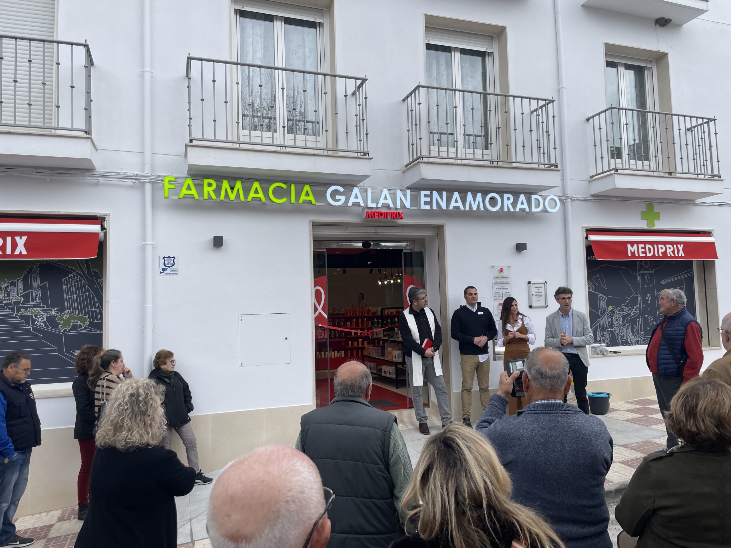 La familia Galán Enamorado inauguran las nuevas instalaciones de su farmacia