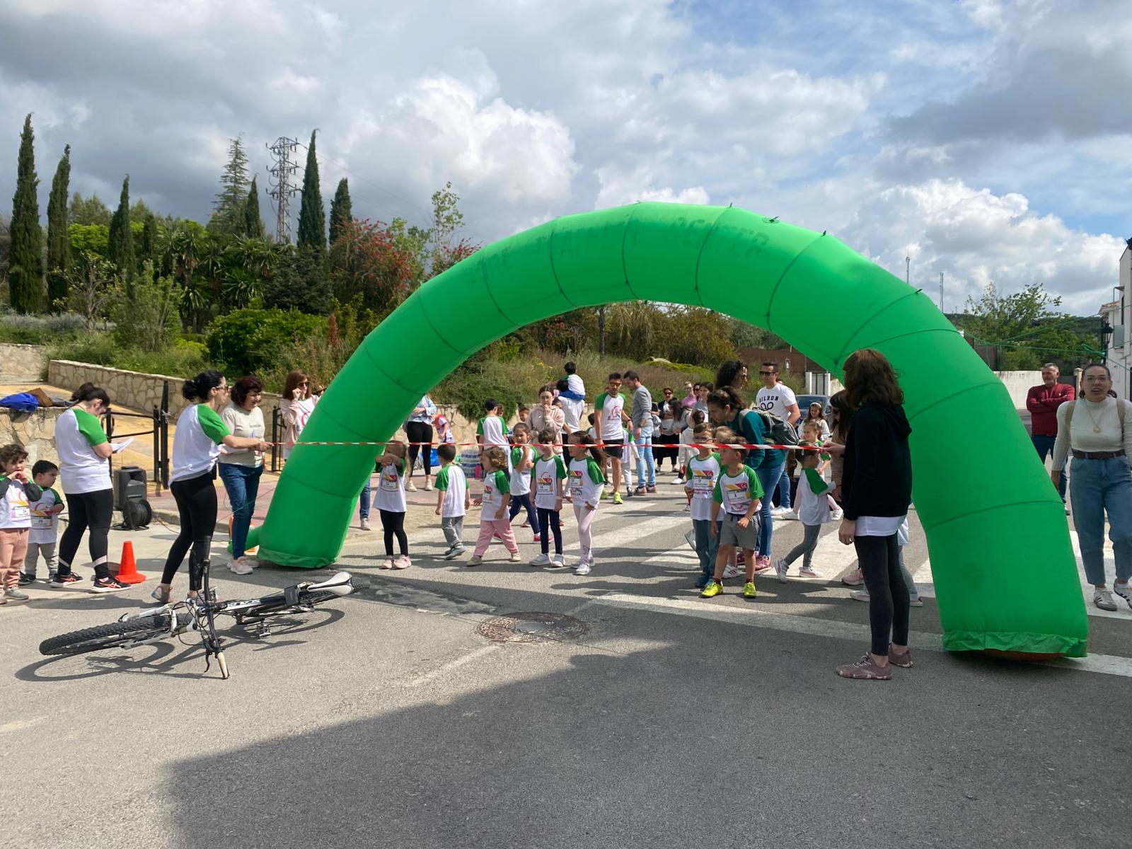 Pequeños pasos, grandes sonrisas: la carrera de ALMA en Almedinilla