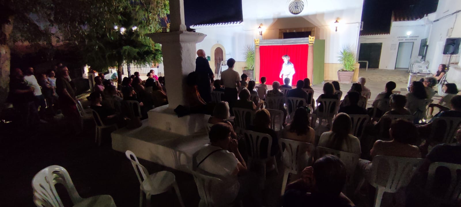 Primera noche del verano almedinillense con espectáculo cultural en Las Sileras