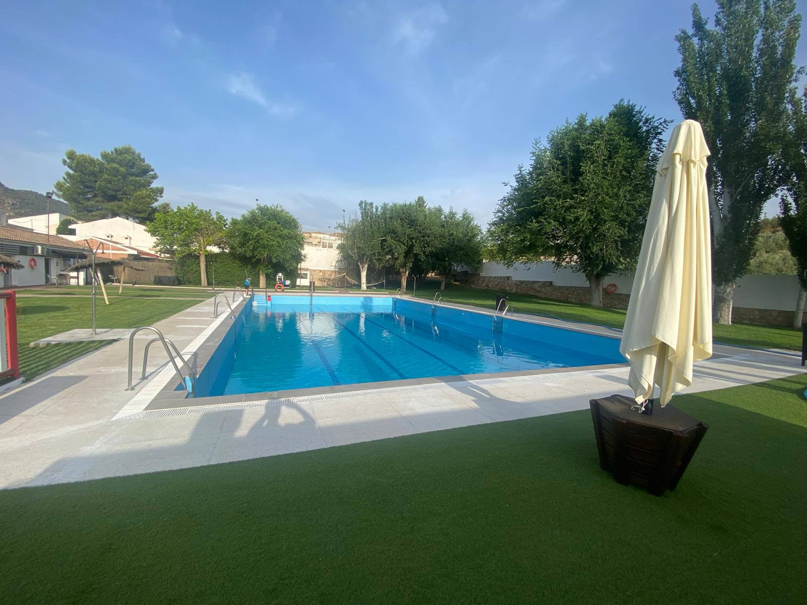 La piscina municipal preparada para su apertura el próximo sábado 21 de junio.