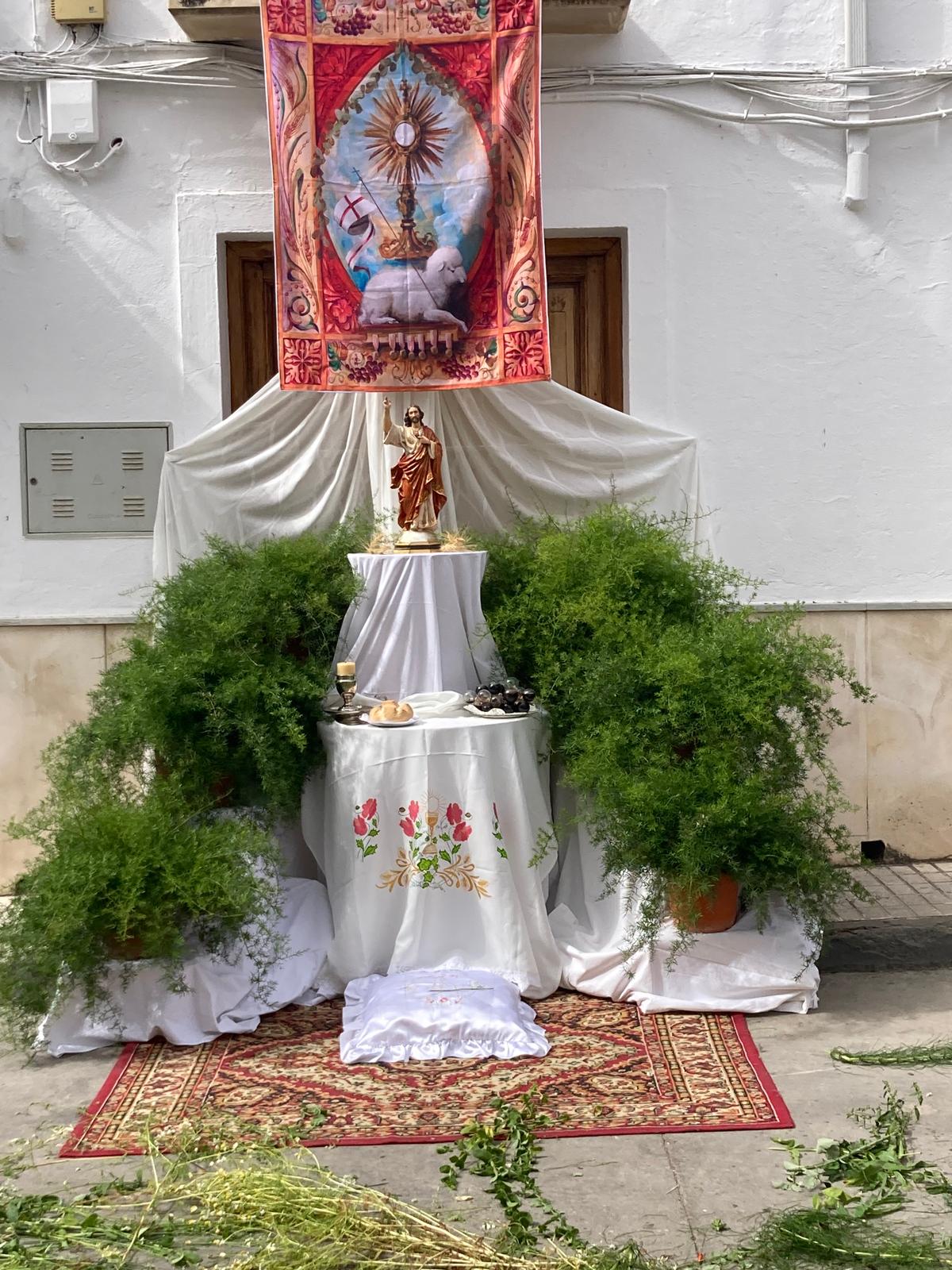 Almedinilla se viste de verde y fe para celebrar el Corpus Christi